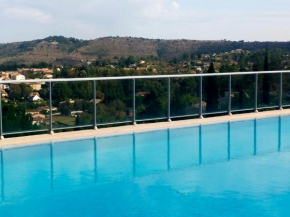 gite dans une maison en rez-de-chaussée avec piscine